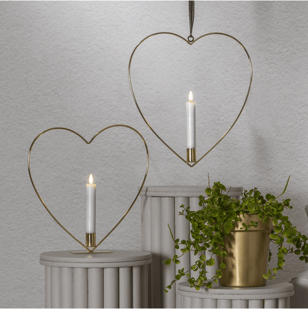 Flamme Heart Mässing från Star Trading - 28cm m&auml;ssingsf&auml;rgat hj&auml;rta f&ouml;r bord med Star Trading's fina antikljus Flamme i 15cm som medf&ouml;ljer.