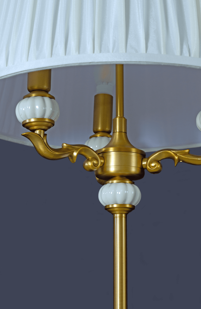 Toulouse Guld golvlampa från Aneta Lighting - Toulouse golvlampa har ett klassiskt och elegant uttryck med dekorativa detaljer och en vacker guldfinish.