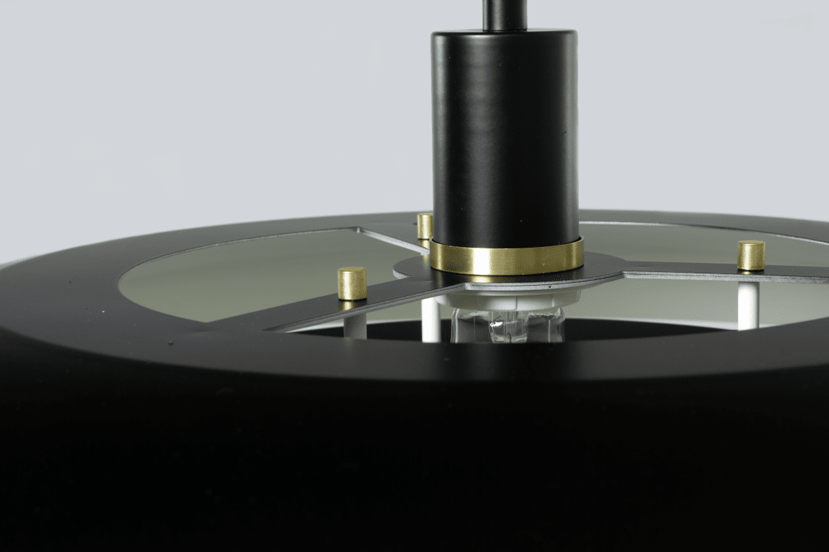 Epsilon Ø56 Svart taklampa från Aneta Lighting - Med tredelad sk&auml;rm av metall i svart f&auml;rg som f&ouml;rdelar ljuset p&aring; ett fint s&auml;tt och motverkar bl&auml;ndning.