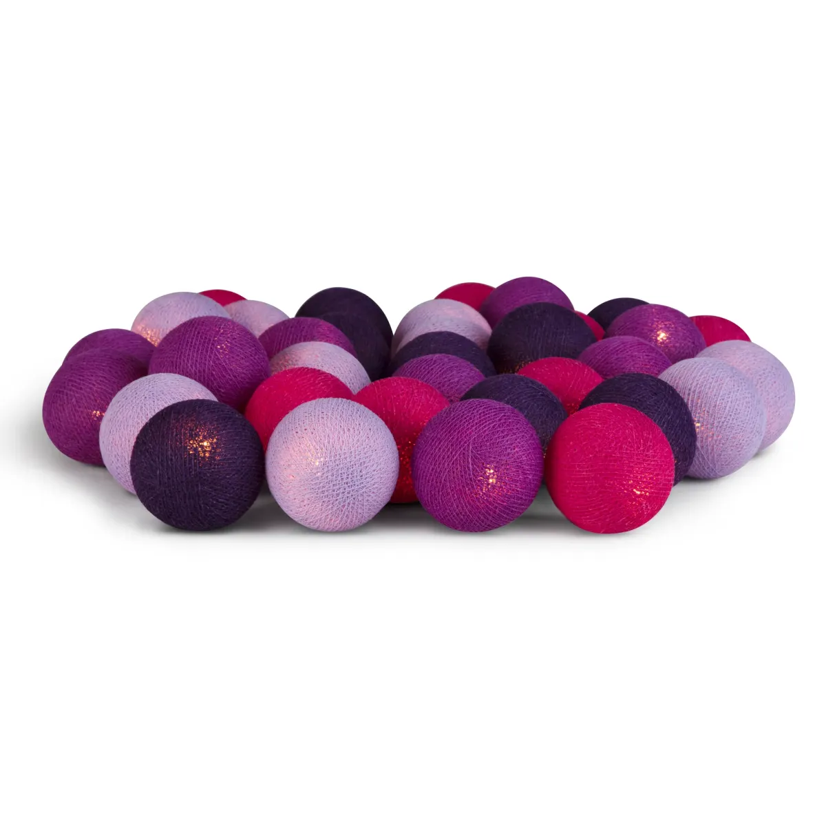 Irislights Vivid Violet 20 bollar Lila från Irislights - Bollarna ger ifr&aring;n sig ett h&auml;rligt sken n&auml;r slingan &auml;r t&auml;nd och kan placeras eller h&auml;ngas p&aring; olika s&auml;tt och milj&ouml;er som en kul detalj!