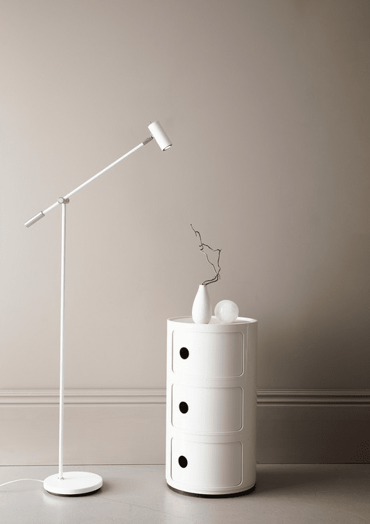 Cato Dimbar Mattvit golvlampa från Belid - Med en h&ouml;jdjustering mellan 100&ndash;134 cm, en lampsk&auml;rm p&aring; 4 cm i diameter, och en stabil lampfot p&aring; 20 cm, kombinerar Cato form och funktion p&aring; b&auml;sta s&auml;tt.