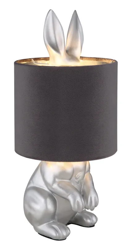 Rabbit 40cm Silver bordslampa från Globo Lighting - Med en silverf&auml;rgad kaninfigur som bas och en elegant gr&aring; sammetsk&auml;rm kombinerar den lekfull design med sofistikerad stil.