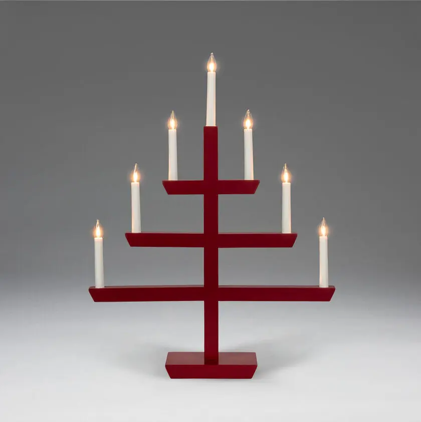 Träljusstake 7ljus Röd från Konstsmide - Modern ljusstake i r&ouml;dm&aring;lat tr&auml; med stilren design och sju vackert lysande lampor.
