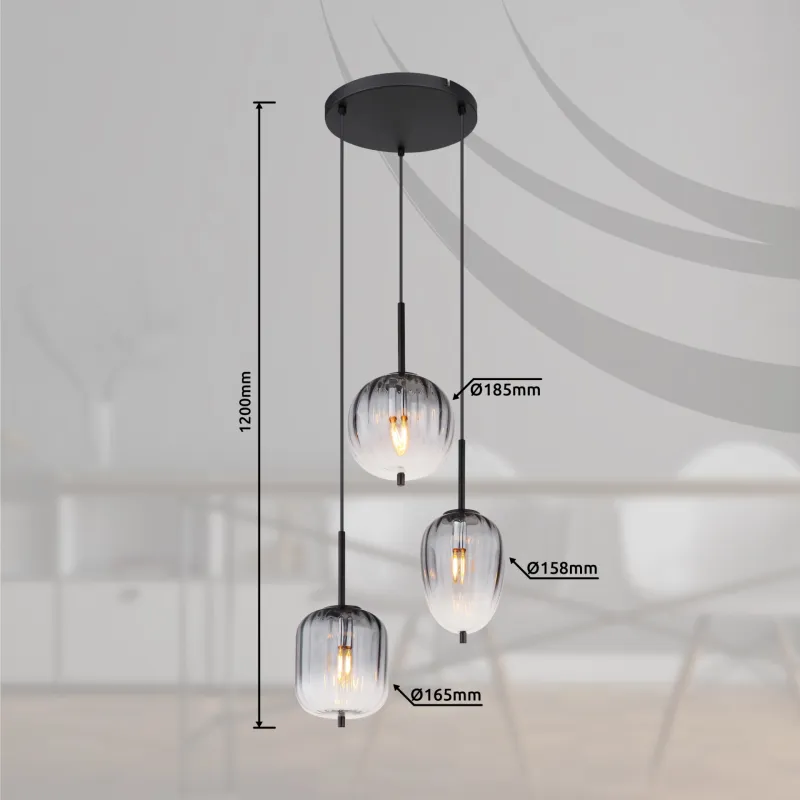 Attila Ø46 Rökfärgad taklampa från Globo Lighting - Tillverkad av mattsvart metall och r&ouml;kf&auml;rgat glas som &auml;r mjukt tonade, detta ger lampan ett unikt ljusspel som skapar en behaglig och sofistikerad st&auml;mning i rummet.