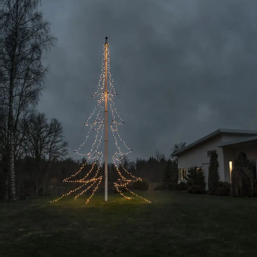 Flaggstångsslinga amber 13m Svart från Konstsmide - Perfekt f&ouml;r dig som vill ha en stilren och effektfull julbelysning runt flaggst&aring;ngen.