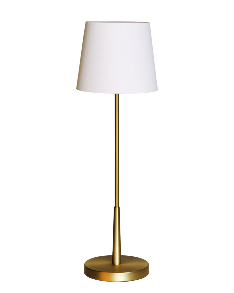 Lumi 68cm Guld bordslampa från By Rydéns - Kombinationen av vit sk&auml;rm som ger fin ljusspridning och lampfoten i m&auml;ssing bidrar med en elegans till rummet.