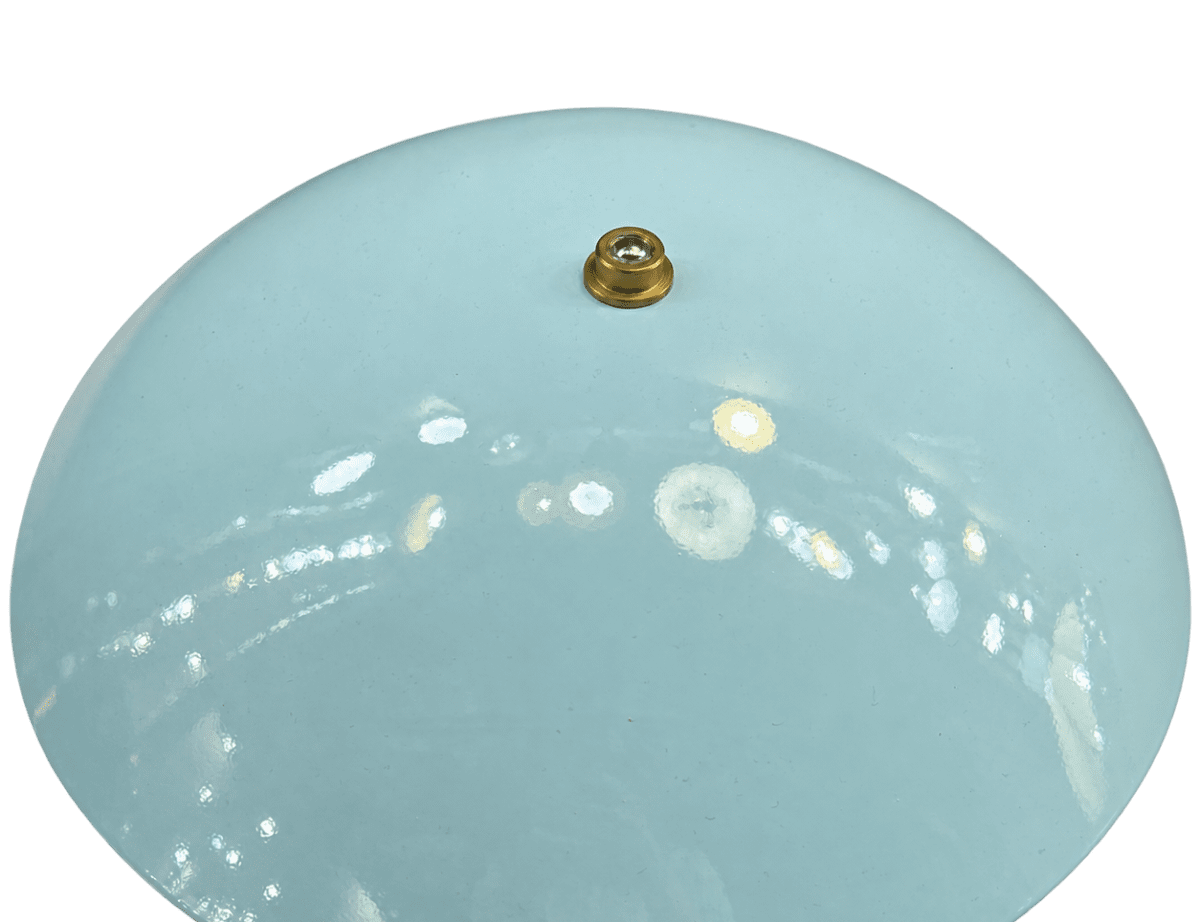 Poppy 35cm Ljusblå bordslampa från Elstead Lighting - Poppy &auml;r en dekorativ bordslampa med mjuka former och en blank ljusbl&aring; f&auml;rg som kombineras med detaljer i m&auml;ssing.