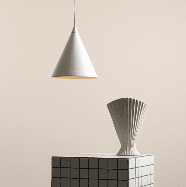 Form Ø24 Vit taklampa från Artera - Placera den &ouml;ver matbordet, i k&ouml;ket eller i vardagsrummet f&ouml;r att skapa ett rent och elegant uttryck med ett behagligt ned&aring;triktat ljus.