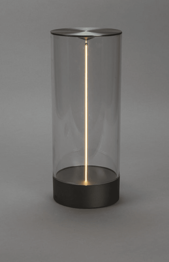 Edison 32cm Antracit portabel från Konstsmide - Edison laddas upp fullt p&aring; 6h med den medf&ouml;ljande USB kabeln och kan sedan lysa i upp till 9h p&aring; 100% ljusstyrka.