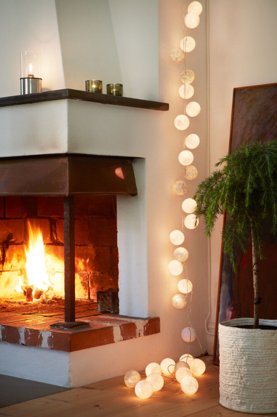 Irislights Silver 35 bollar Silver från Irislights - Den eleganta ljusslingan Silver kommer fr&aring;n Irislights och &auml;r en h&auml;rlig ljusk&auml;lla tillverkad av handgjorda bollar i bomull och polyester.