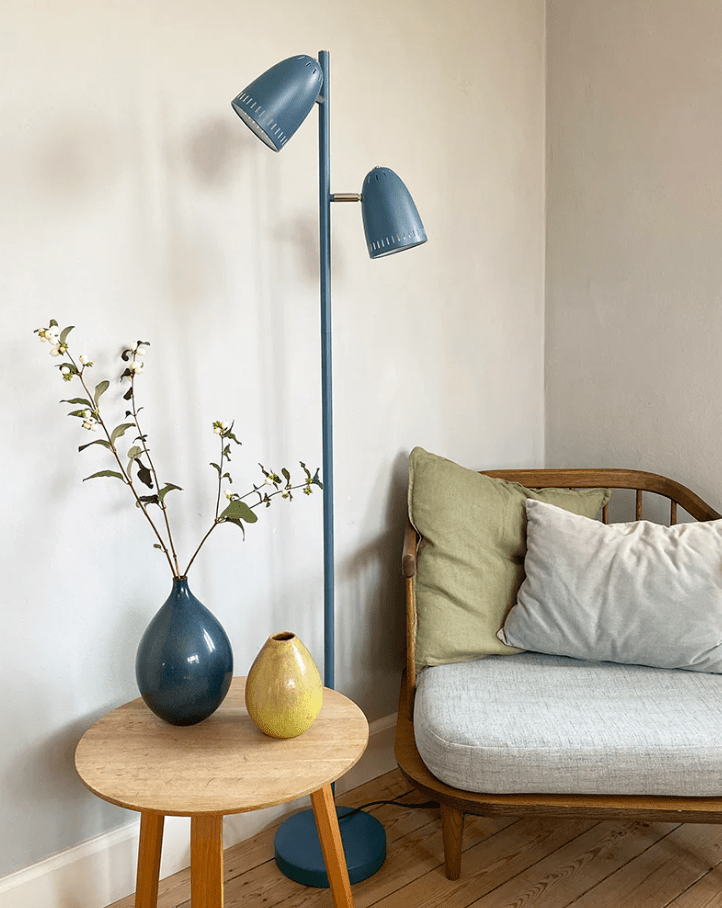 Dynamo 2 Blå golvlampa från Superliving - Dynamo golvlampa av matt metall i en dov bl&aring; f&auml;rg har tv&aring; justerbara sk&auml;rmar, vilket g&ouml;r den b&aring;de funktionell och stilfull.