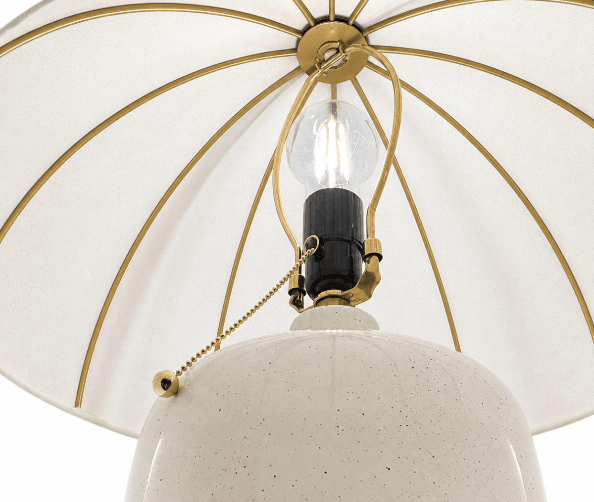 Crosby 70cm Krämvit bordslampa från Elstead Lighting - Crosby bordslampa har en mjukt formgiven lampfot i kr&auml;mvitt st&aring;l med dekorativa detaljer i m&auml;ssing.