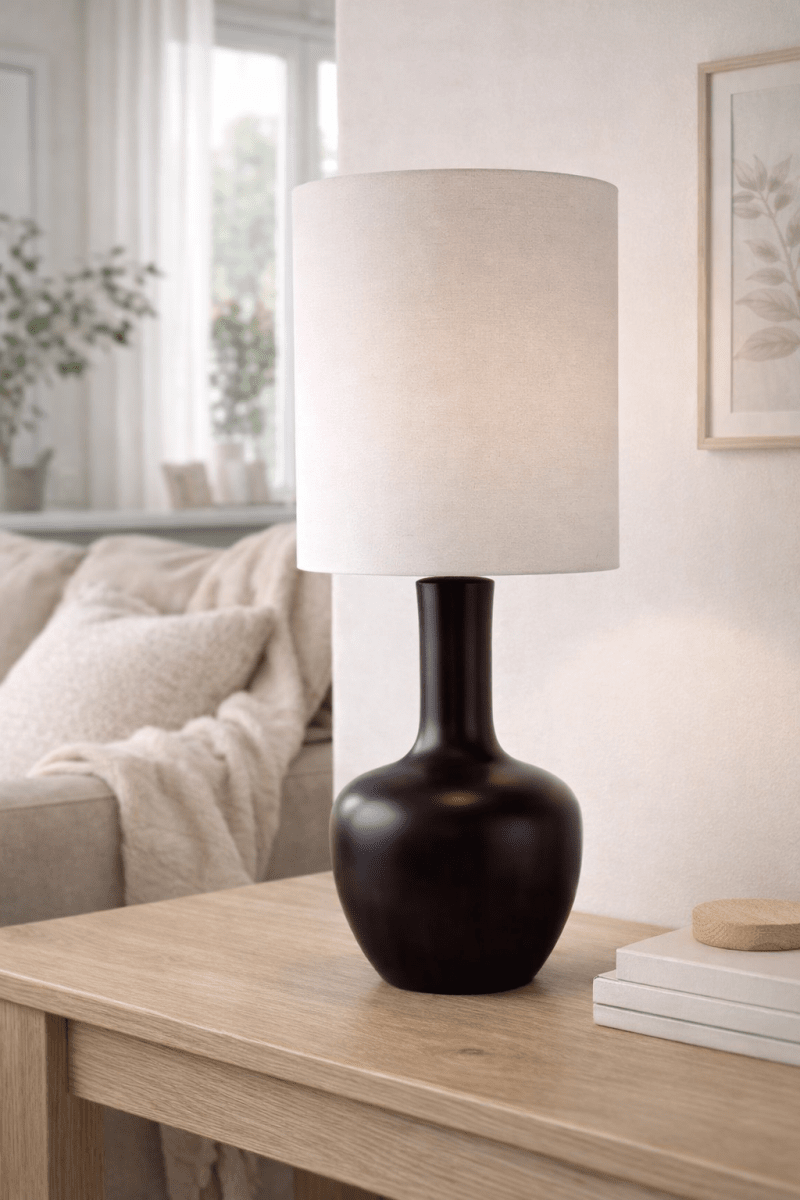 Boda 78cm Svart bordslampa från Nordic Lighting - Boda &auml;r en stilren bordslampa i keramik med en sl&auml;t, svart lampfot som ger ett mjukt och harmoniskt uttryck.