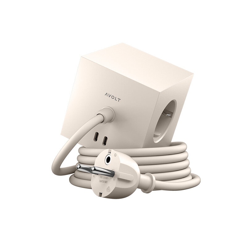 Square 1 with 30W Dual USBC & Magnetic base, 3m Sand från Avolt - Grenuttag fr&aring;n Avolt med en stilren design med en l&aring;ng sladd i PVC, en kub i &aring;tervunnen plast och en magnetplatta i botten f&ouml;r att kunna h&auml;ngas upp p&aring; v&auml;ggen.