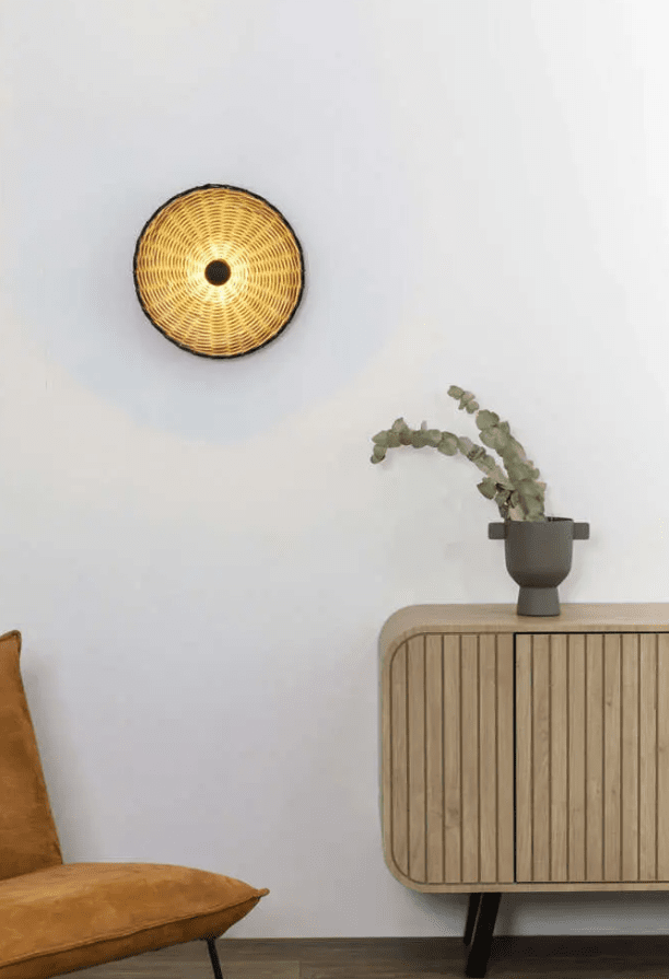 Costas Ø40 Natur vägglampa från Faro Barcelona - Costas &auml;r en modern v&auml;gglampa med sin naturliga rottingsk&auml;rm och sitt stilrena uttryck.
