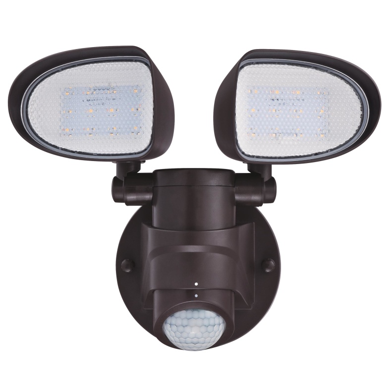 Two-Light Brons utelampa från Westinghouse - Armaturen &auml;r utrustad med tv&aring; justerbara lamphuvuden som kan rotera 135 grader vertikalt och 160 grader horisontellt f&ouml;r att t&auml;cka en stor yta.