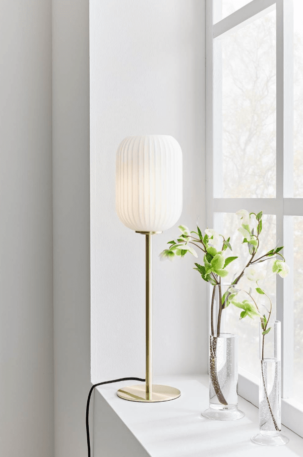 Cava 55cm Borstad mässing bordslampa från Markslöjd - Den borstade m&auml;ssingsfoten tillsammans med den r&auml;fflade opala glaskupan skapar en stilren och sofistikerad k&auml;nsla som passar i de flesta inredningar.