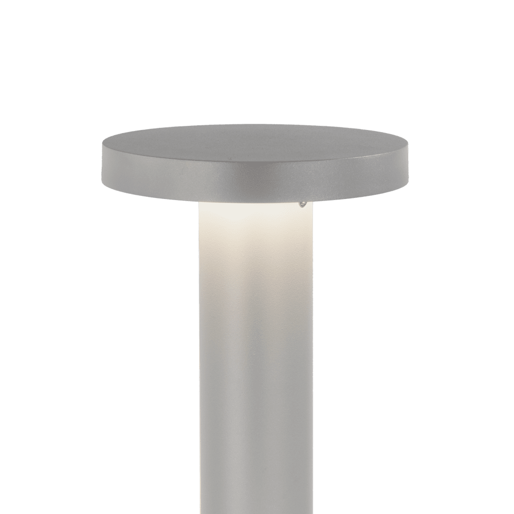 Borg 105cm Aluminium pollare från Norlys - Den frostade PMMA-avsk&auml;rmningen ger ett mjukt och indirekt ljus ned&aring;t, vilket skapar en behaglig belysning f&ouml;r utomhusmilj&ouml;er.