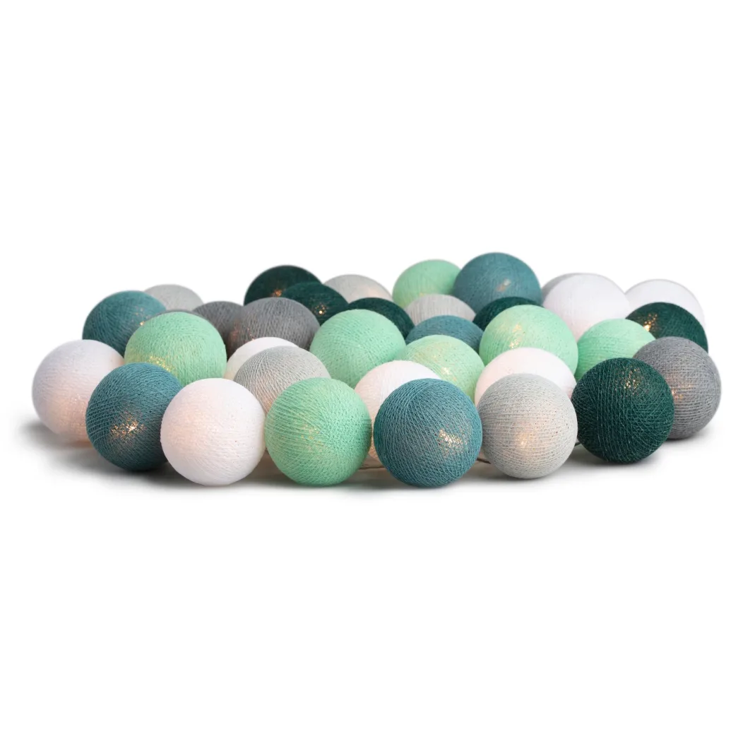 Irislights Cactus 20 bollar Grön från Irislights - H&auml;ng upp den p&aring; v&auml;ggen, eller samla ihop bollarna och l&auml;gg dem i en stor glasvas eller sk&aring;l.