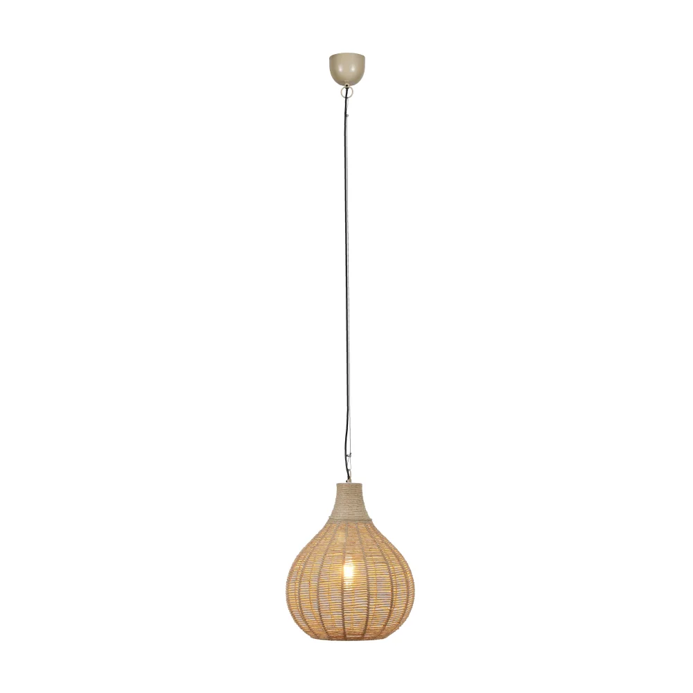 Janne Ø35 Natur taklampa från Trio Lighting - Med sina mjuka, naturliga jutetoner och rottingliknande look sm&auml;lter Janne harmoniskt in i olika inredningsstilar och ger rummet en varm och inbjudande k&auml;nsla &ndash; perfekt f&ouml;r ett modernt och elegant hem.