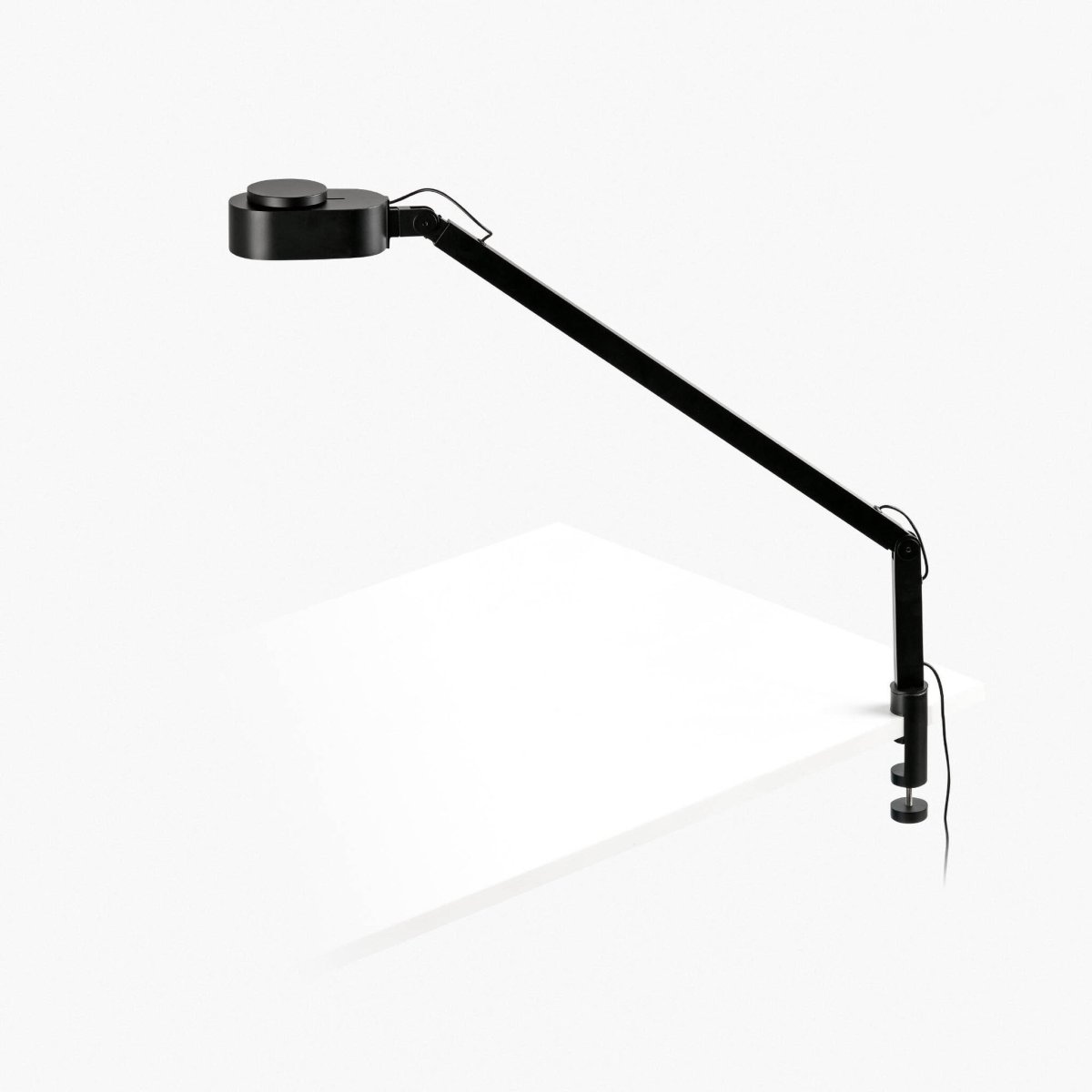 Inviting 86cm Svart klämlampa från Faro Barcelona - Lampans huvud &auml;r justerbart b&aring;de horisontellt och vertikalt, och ljuset &auml;r dimbart.
