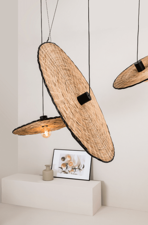 Costas Ø100 Natur taklampa från Faro Barcelona - Med sin sk&auml;rm i vacker rotting och en synlig ljusk&auml;lla kombinerar designen ett minimalistiskt uttryck med en varm, medelhavsinspirerad k&auml;nsla.