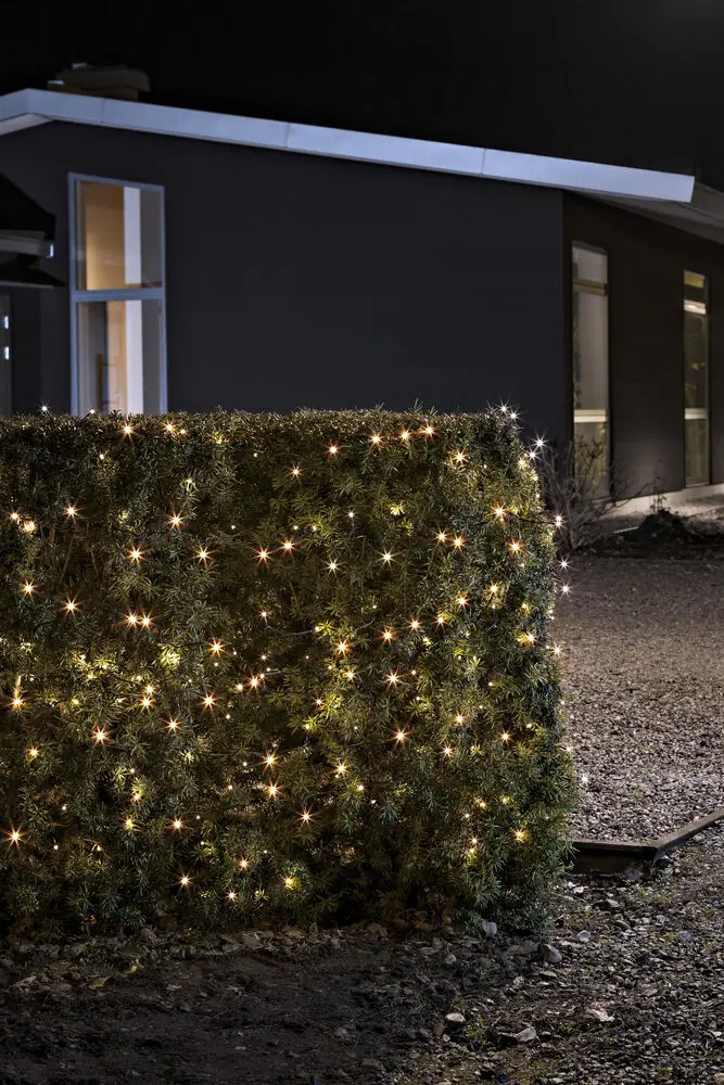 Ljusslinga amber 24m Svart från Konstsmide - Utrustad med smart sensor och timer (6/9 h) f&ouml;r bekv&auml;m anv&auml;ndning.