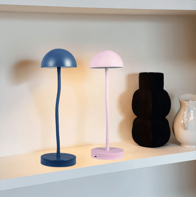 Fonzy 38cm Rosa portabel från Dyberg Larsen - Fonzy bordslampa &auml;r b&aring;de rolig och praktisk, och dess flexibilitet g&ouml;r den till ett perfekt val f&ouml;r den som vill ha en lampa som &auml;r b&aring;de funktionell och stilren.