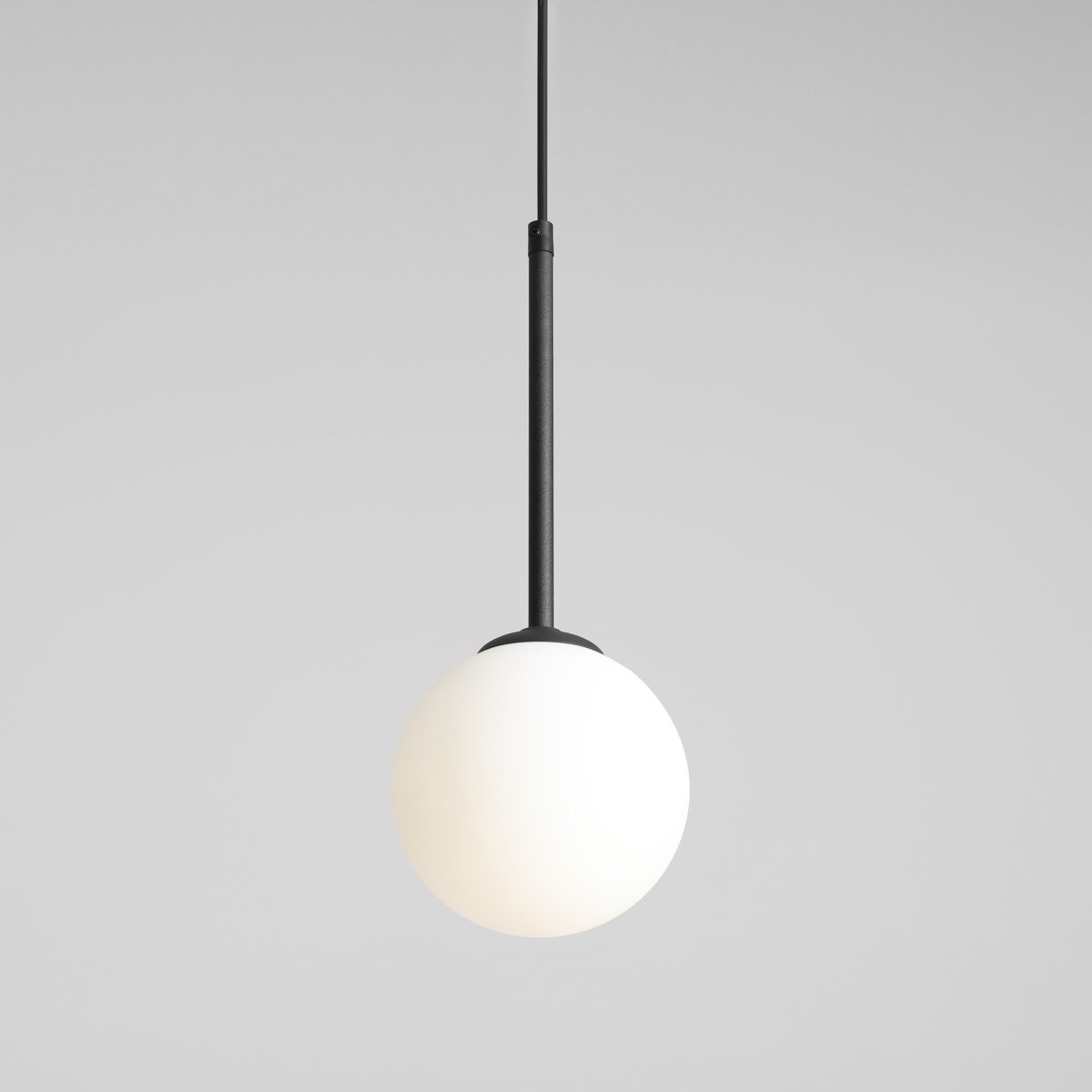 Bosso Ø14 Svart taklampa från Artera - Med sin minimalistiska estetik och lyxiga detaljer tillf&ouml;r den en diskret men &auml;nd&aring; uppseendev&auml;ckande touch till vilket rum som helst.