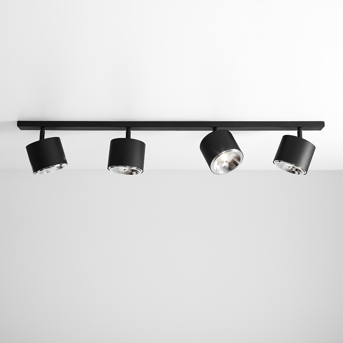 Bot 4 Svart spotlight från Artera - Lampans justerbara spotlights g&ouml;r det enkelt att rikta ljuset exakt d&auml;r det beh&ouml;vs, vilket skapar en flexibel och effektiv belysning.