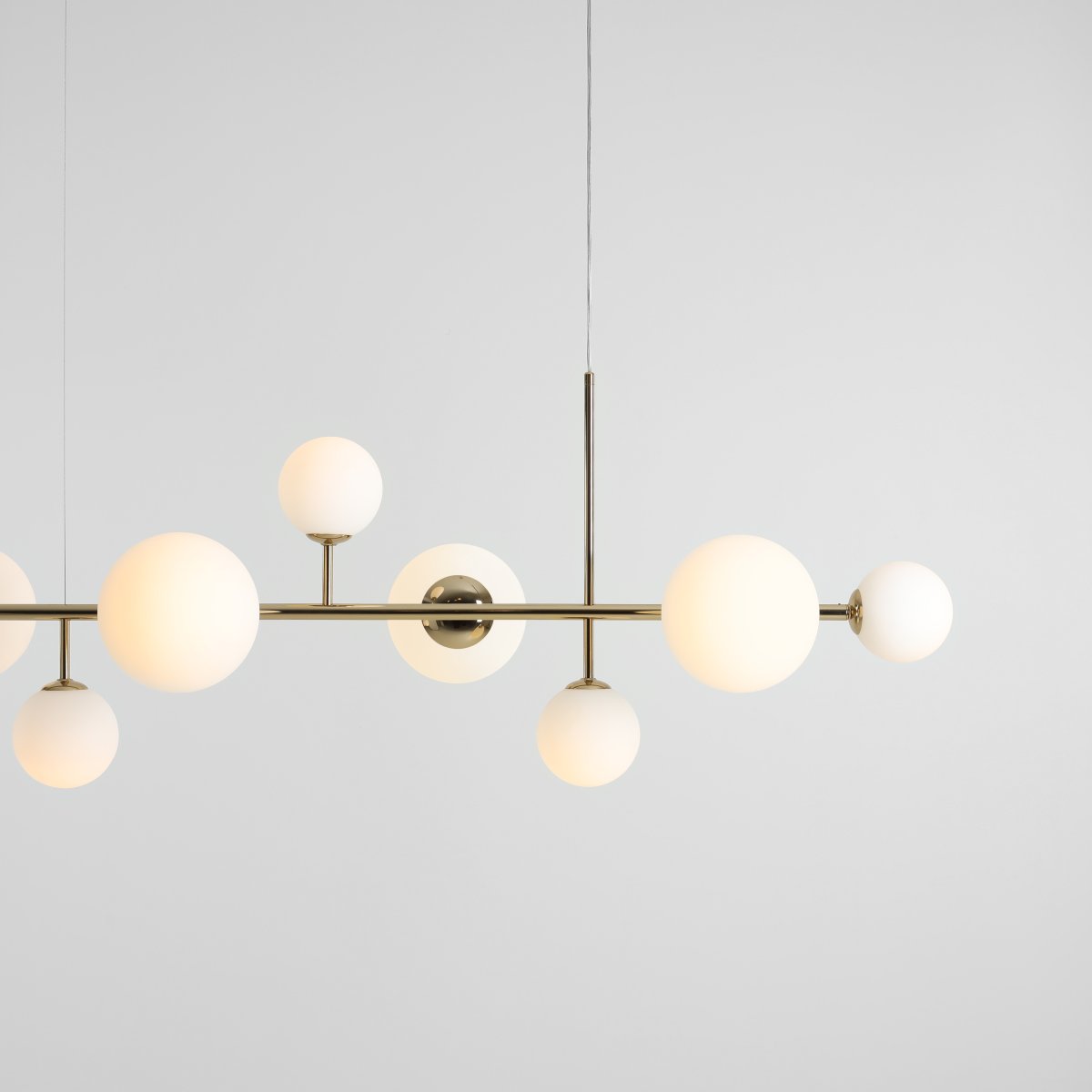 Dione 168cm Guld taklampa från Artera - Lampans asymmetriska utformning och eleganta linjer g&ouml;r den till ett konstn&auml;rligt designelement som drar blickarna till sig, samtidigt som den ger en behaglig belysning f&ouml;r alla tillf&auml;llen.