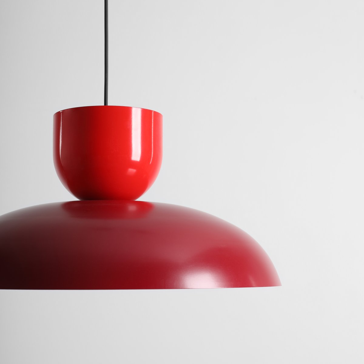 Ella Ø47 Röd taklampa från Artera - Med sina vackra f&auml;rger i klar r&ouml;d och vinr&ouml;d blir den ett lekfullt och stilfullt inslag i inredningen.