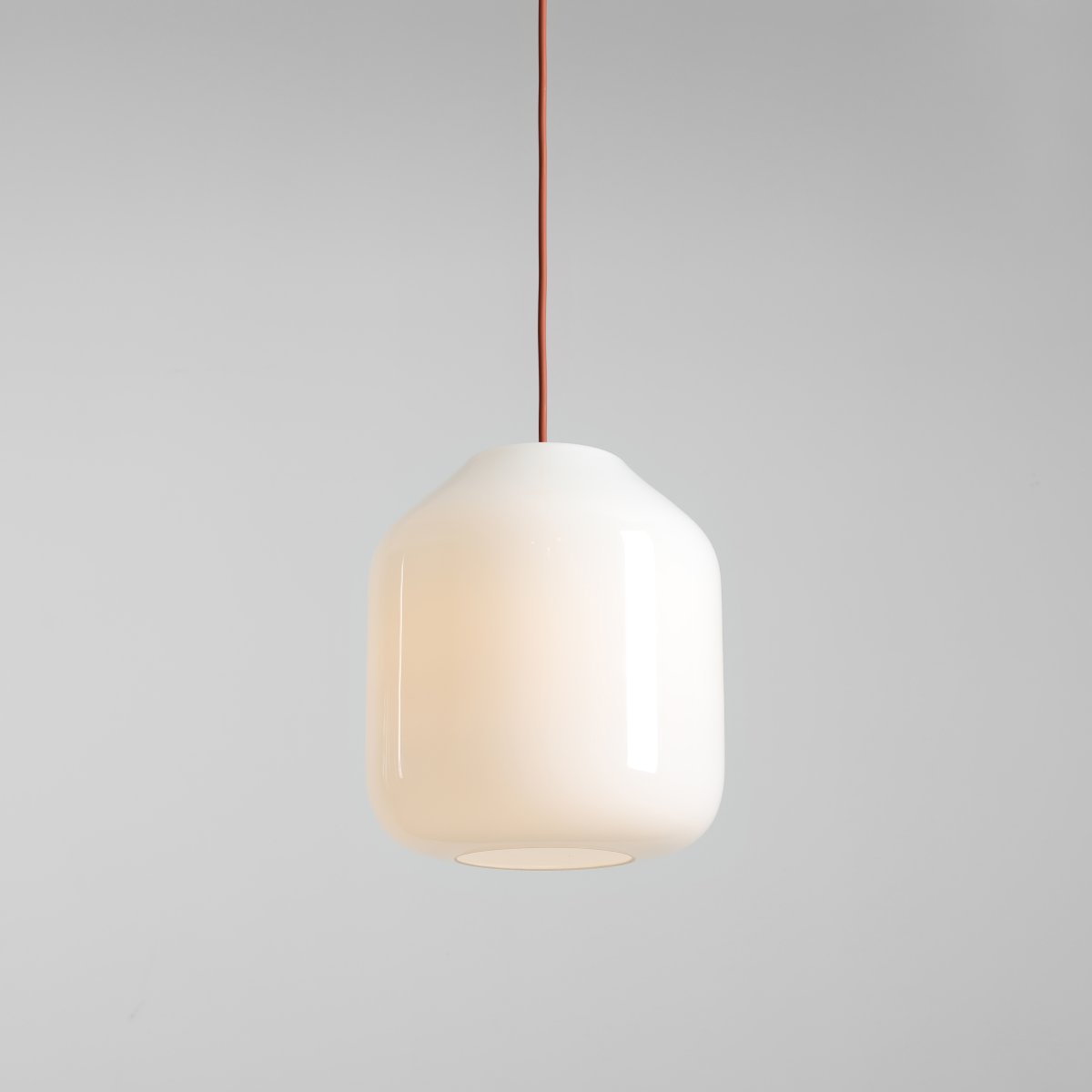Flask Ø27 Terrakotta taklampa från Artera - Den gener&ouml;sa kupan i opalglas har en diameter p&aring; 27 cm och sprider ett mjukt och behagligt ljus som skapar en inbjudande atmosf&auml;r i rummet.
