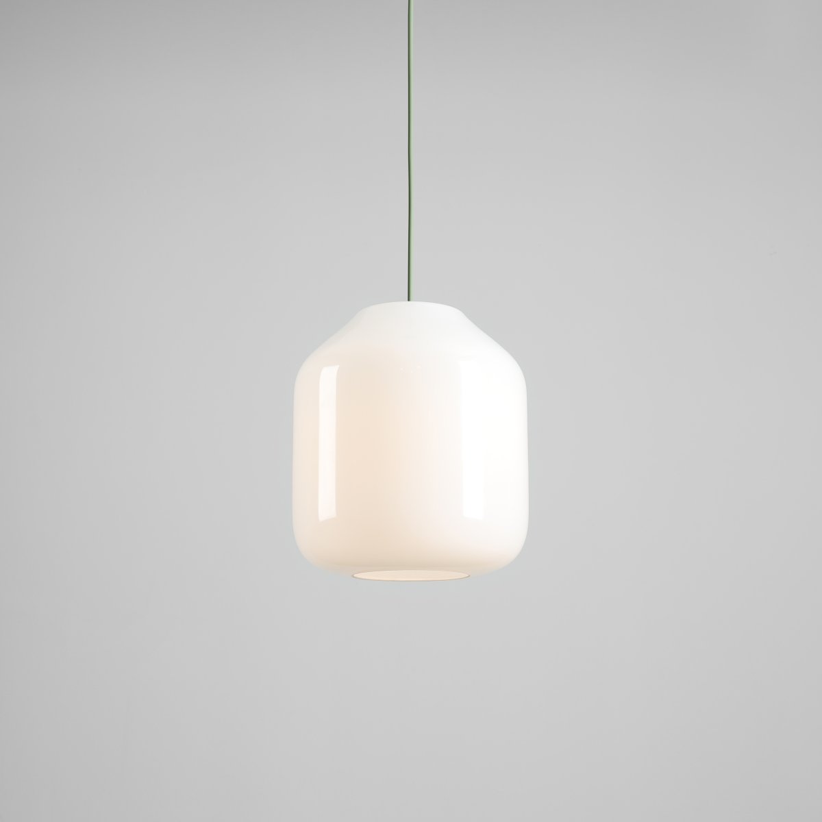 Flask Ø27 Grön taklampa från Artera - Den gener&ouml;sa kupan i opalglas har en diameter p&aring; 27 cm och sprider ett mjukt och behagligt ljus som skapar en inbjudande atmosf&auml;r i rummet.