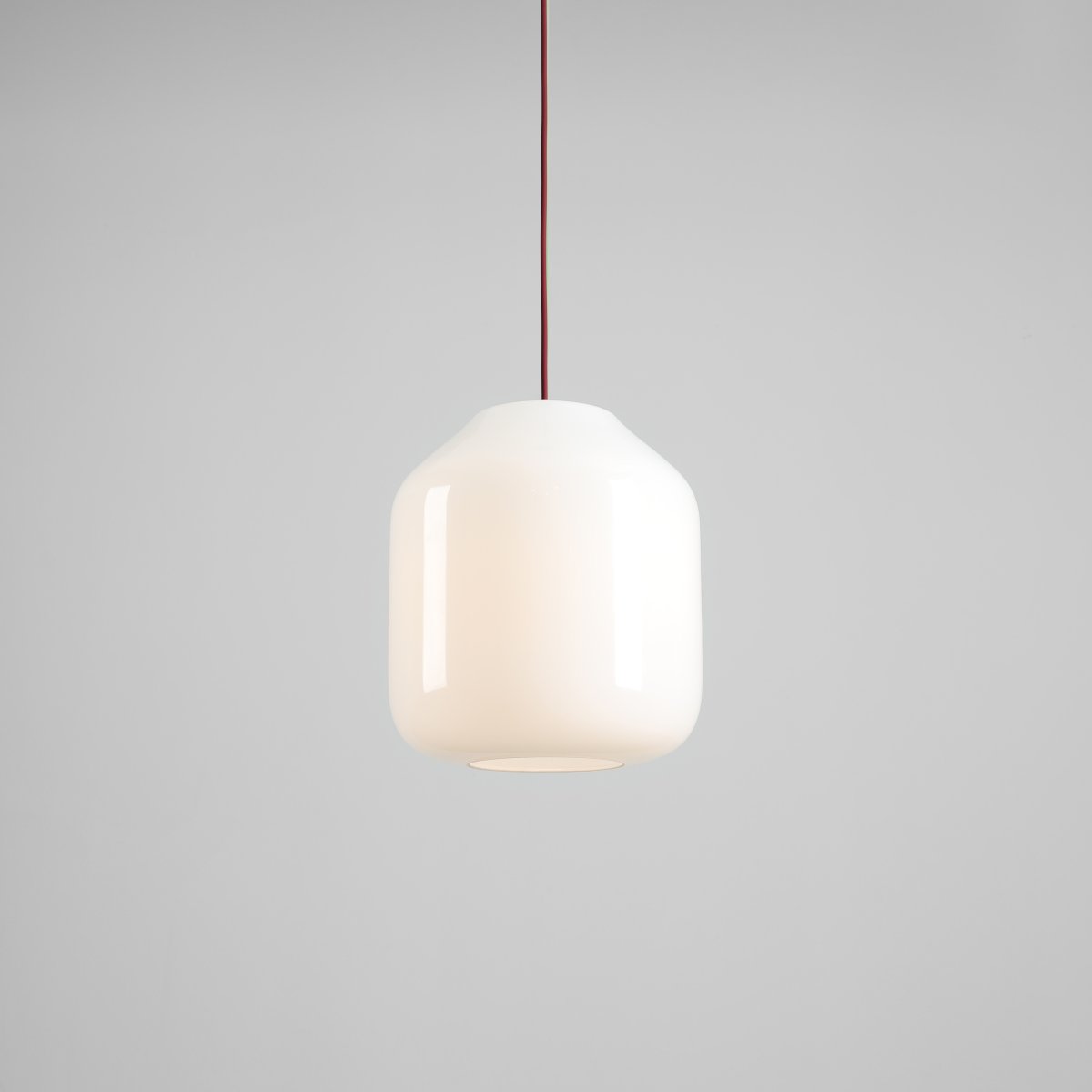 Flask Ø27 Röd taklampa från Artera - Den gener&ouml;sa kupan i opalglas har en diameter p&aring; 27 cm och sprider ett mjukt och behagligt ljus som skapar en inbjudande atmosf&auml;r i rummet.