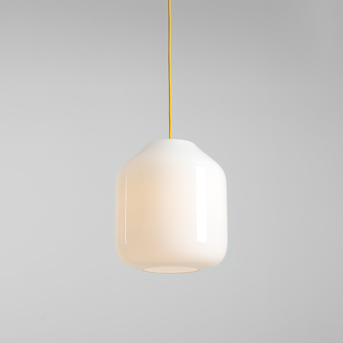 Flask Ø27 Gul taklampa från Artera - Den gener&ouml;sa kupan i opalglas har en diameter p&aring; 27 cm och sprider ett mjukt och behagligt ljus som skapar en inbjudande atmosf&auml;r i rummet.