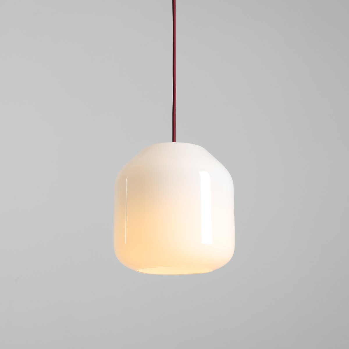 Flask Ø18 Röd taklampa från Artera - Den rundade kupan i opalglas sprider ett mjukt och behagligt ljus som skapar en inbjudande atmosf&auml;r i rummet.