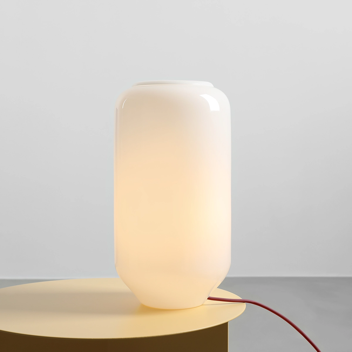 Flask 36cm Vit/röd bordslampa från Artera - Den h&ouml;ga, rundade kupan i opalglas sprider ett mjukt och behagligt ljus som skapar en varm och inbjudande atmosf&auml;r.