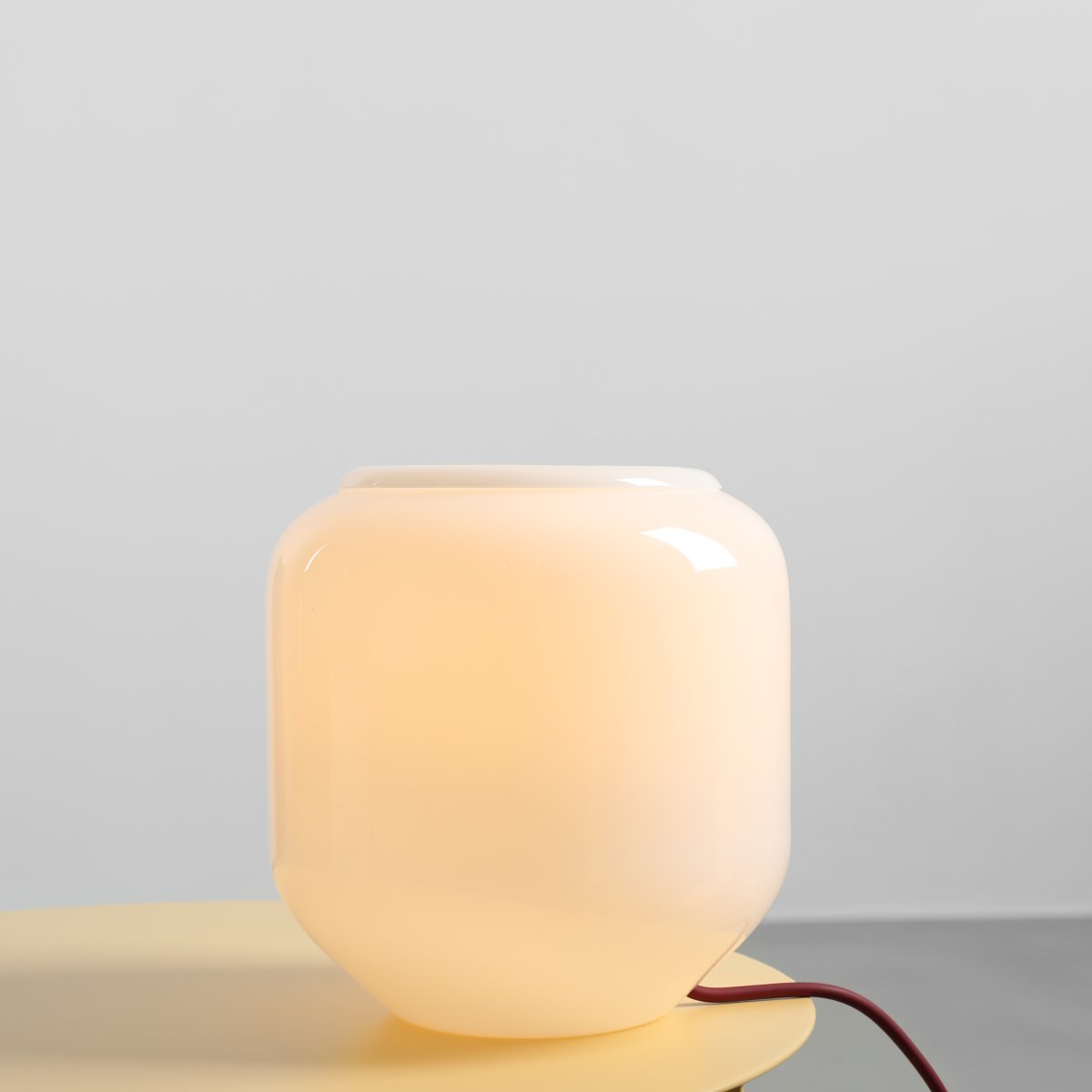 Flask 18cm Vit/röd bordslampa från Artera - Den dekorativa kupan i opalglas sprider ett mjukt och behagligt ljus som skapar en inbjudande atmosf&auml;r.