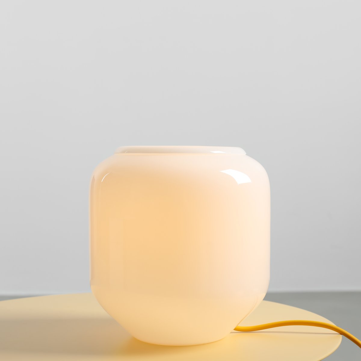 Flask 18cm Vit/gul bordslampa från Artera - Den dekorativa kupan i opalglas sprider ett mjukt och behagligt ljus som skapar en inbjudande atmosf&auml;r.