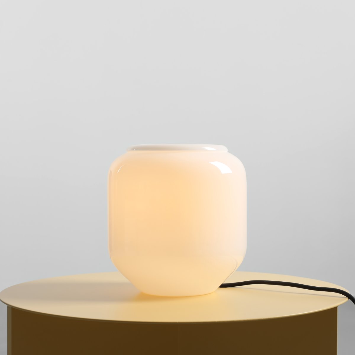 Flask 18cm Vit/svart bordslampa från Artera - Den dekorativa kupan i opalglas sprider ett mjukt och behagligt ljus som skapar en inbjudande atmosf&auml;r.
