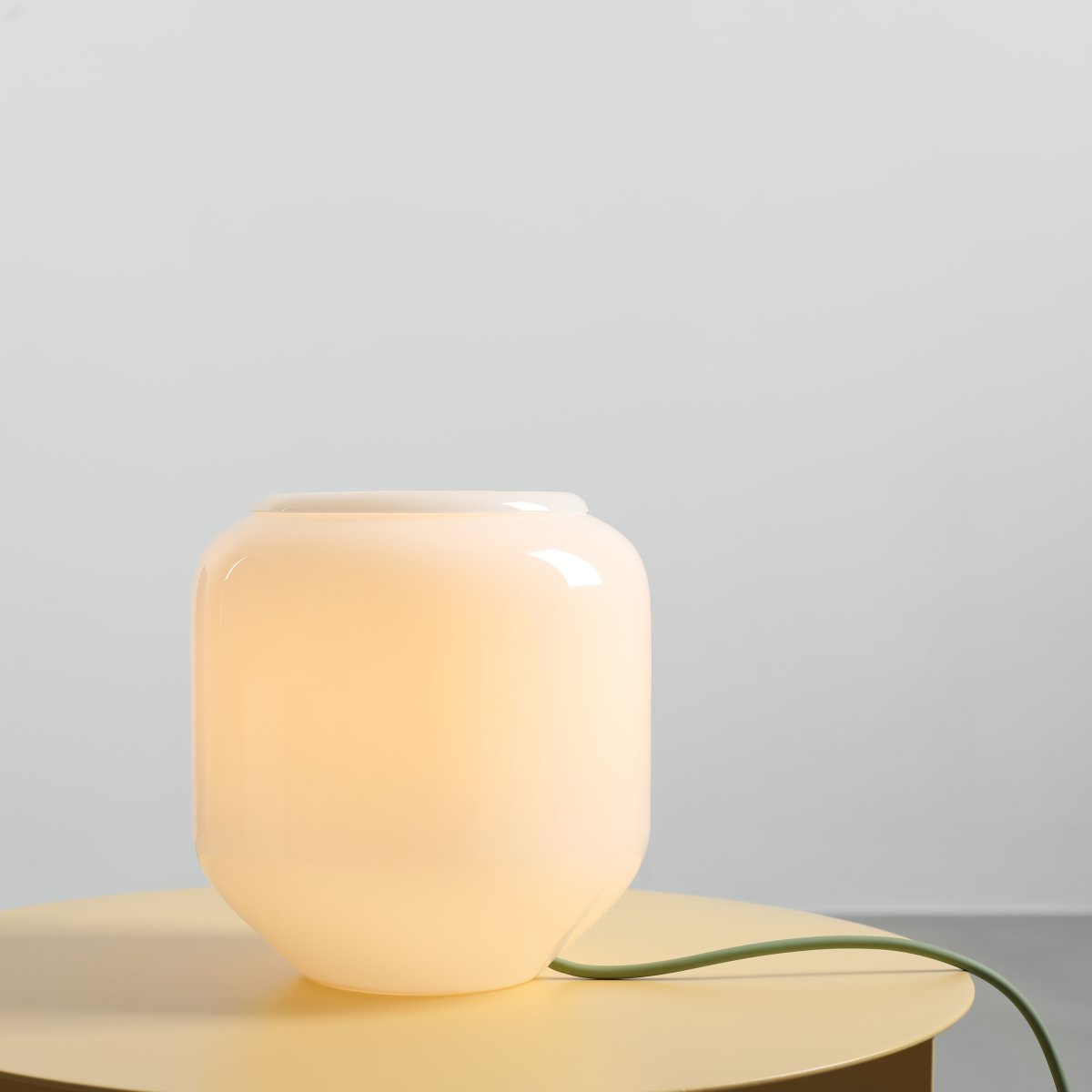 Flask 18cm Vit/grön bordslampa från Artera - Den dekorativa kupan i opalglas sprider ett mjukt och behagligt ljus som skapar en inbjudande atmosf&auml;r.