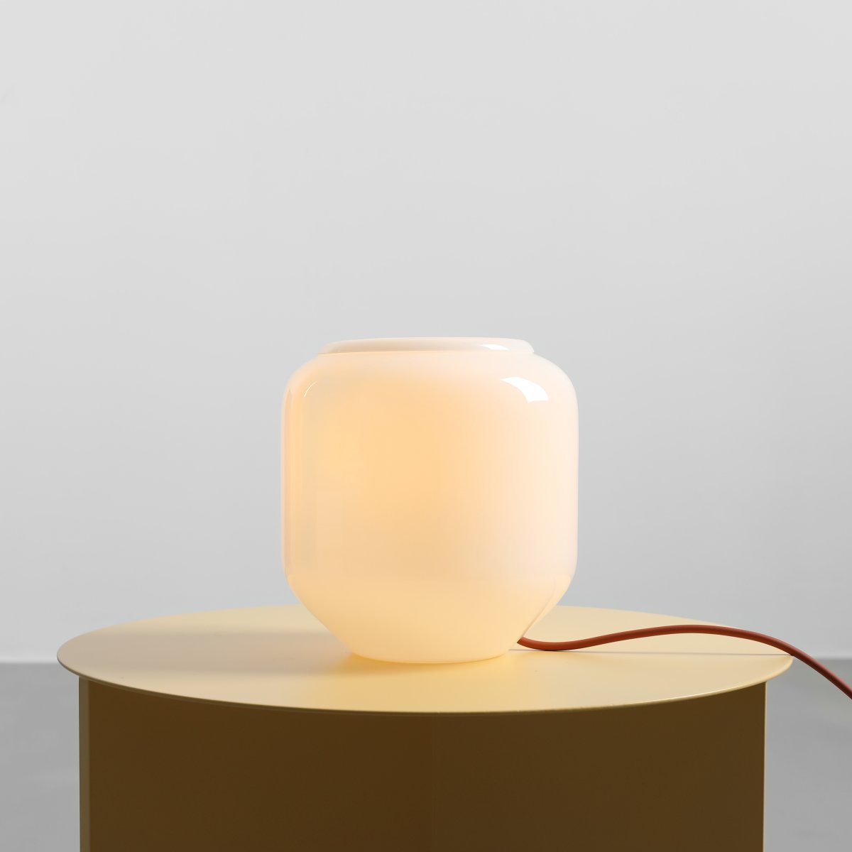 Flask 18cm Vit/terrakotta bordslampa från Artera - Den dekorativa kupan i opalglas sprider ett mjukt och behagligt ljus som skapar en inbjudande atmosf&auml;r.