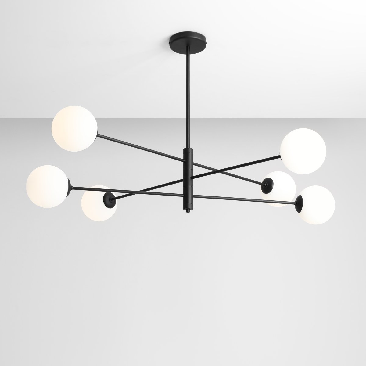 Homme 108cm Svart plafond från Artera - Med sin tidl&ouml;sa estetik passar denna lampa in i b&aring;de moderna och klassiska interi&ouml;rer, och fungerar lika bra som en dekorativ detalj som en praktisk ljusk&auml;lla.