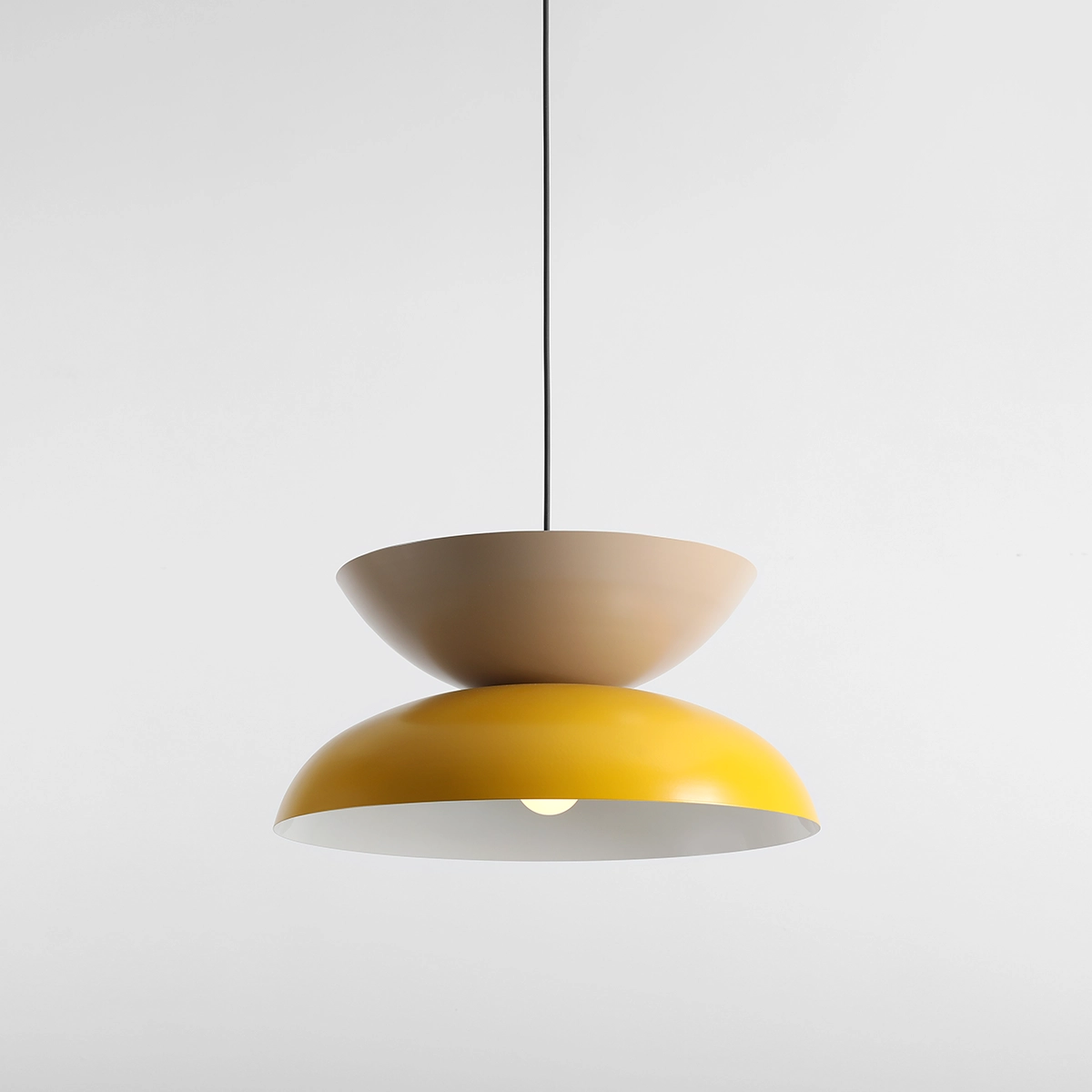 Millo Ø47 Gul/beige taklampa från Artera - Lampan sprider ett behagligt ljus och fungerar lika bra &ouml;ver matbordet som i vardagsrummet eller hallen.