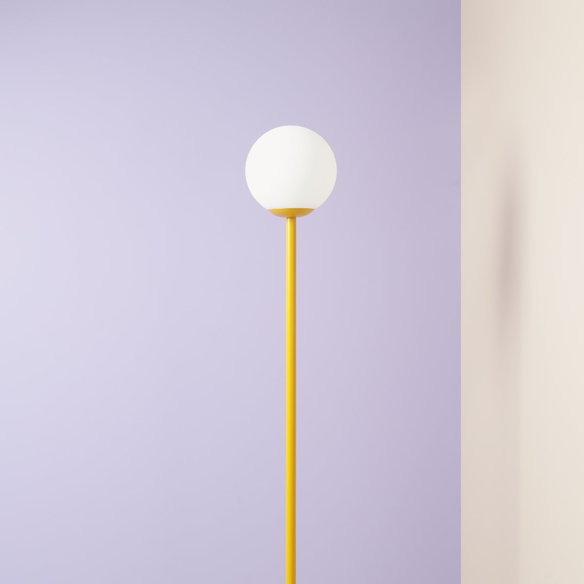 Pinne Senap golvlampa från Artera - Lampans slanka fot i en senapsgul ton ger ett modernt uttryck och fungerar utm&auml;rkt som en dekorativ detalj i b&aring;de vardagsrum, sovrum eller p&aring; kontoret.