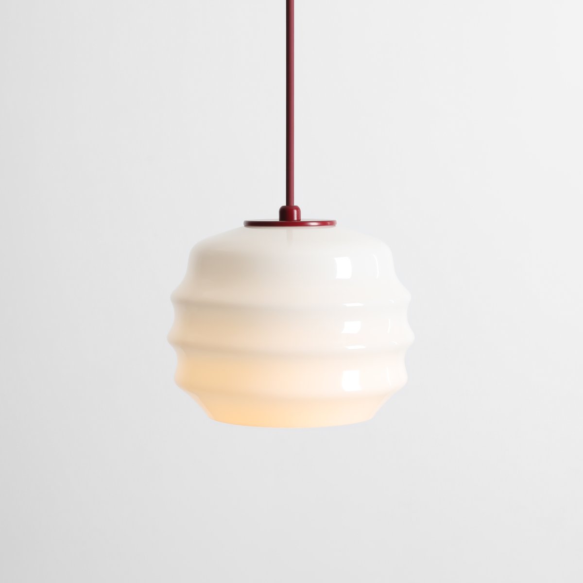 Puff Ø16 Vinröd taklampa från Artera - Puff &auml;r en charmig takpendel som kombinerar mjuka former med en modern och stilren design.