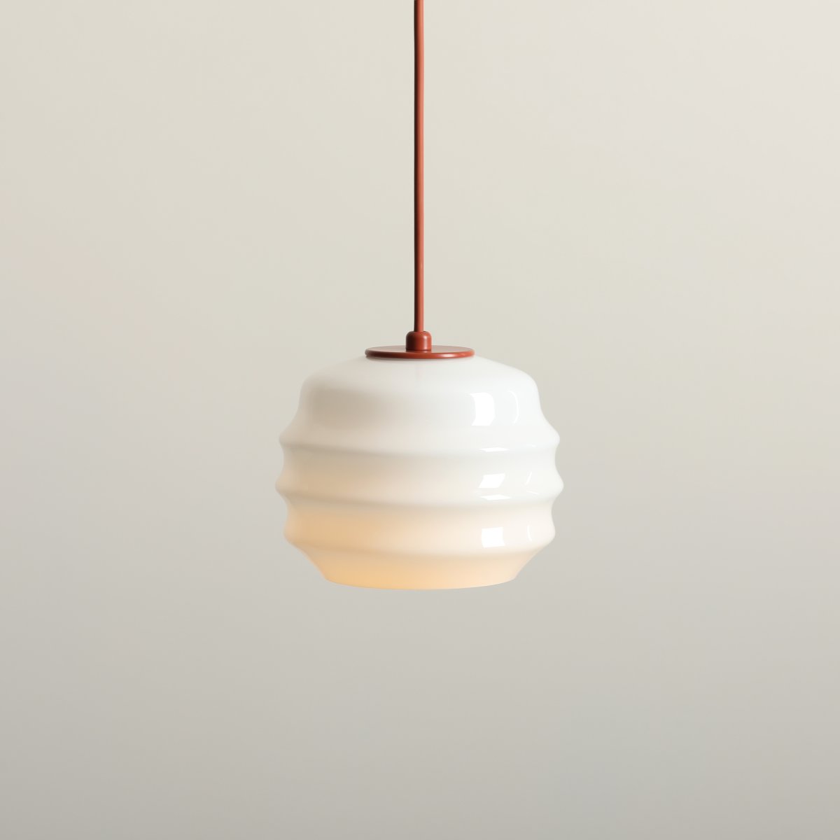 Puff Ø16 Terrakotta taklampa från Artera - Puff &auml;r en charmig takpendel som kombinerar mjuka former med en modern och stilren design.