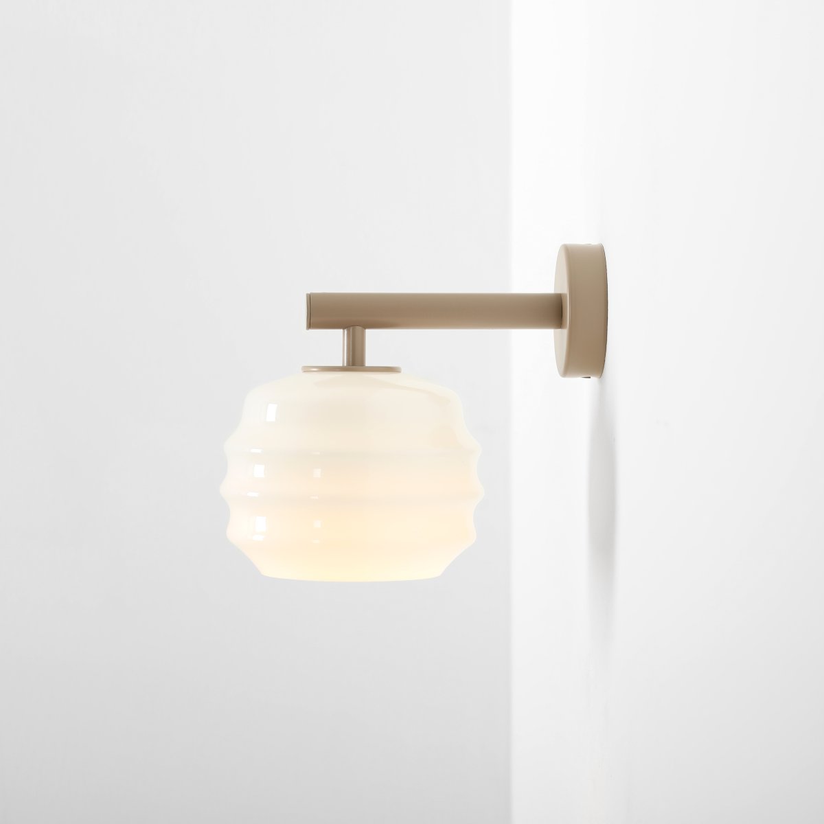 Puff 23cm Beige vägglampa från Artera - Puff &auml;r en charmig v&auml;gglampa som kombinerar mjuka former med en modern och stilren design.
