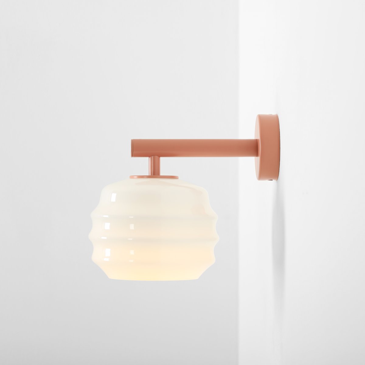 Puff 23cm Korall vägglampa från Artera - Puff &auml;r en charmig v&auml;gglampa som kombinerar mjuka former med en modern och stilren design.